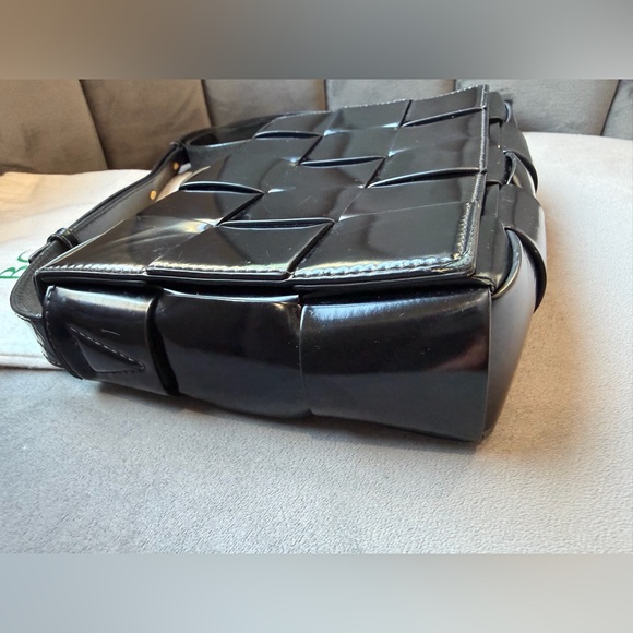 BOTTEGA CASSETTE Spazzolato Intrecciato Crossbody Bag Black patent woven - Picture 5 of 15